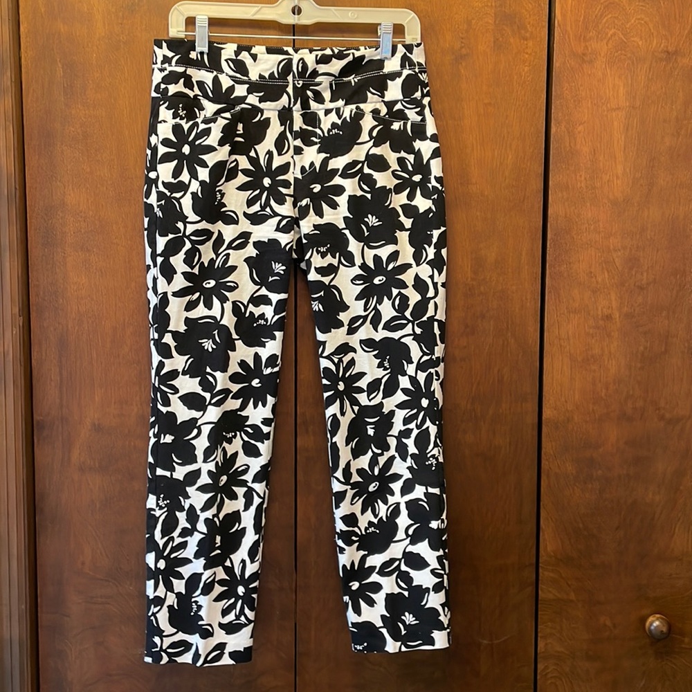 Elle - Cute, stretchy, black & white floral patterned pants